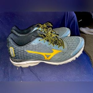 Mizuno shoes for men size 10.5 comfy shoes never being used just sitting here